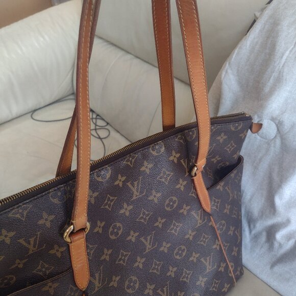 DISCONTINUED Louis Vuitton Totally MM in Monogram - Picture 13 of 15
